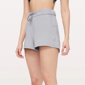 Lululemon on the fly short *woven *2.5” size 8 color:silverscreen